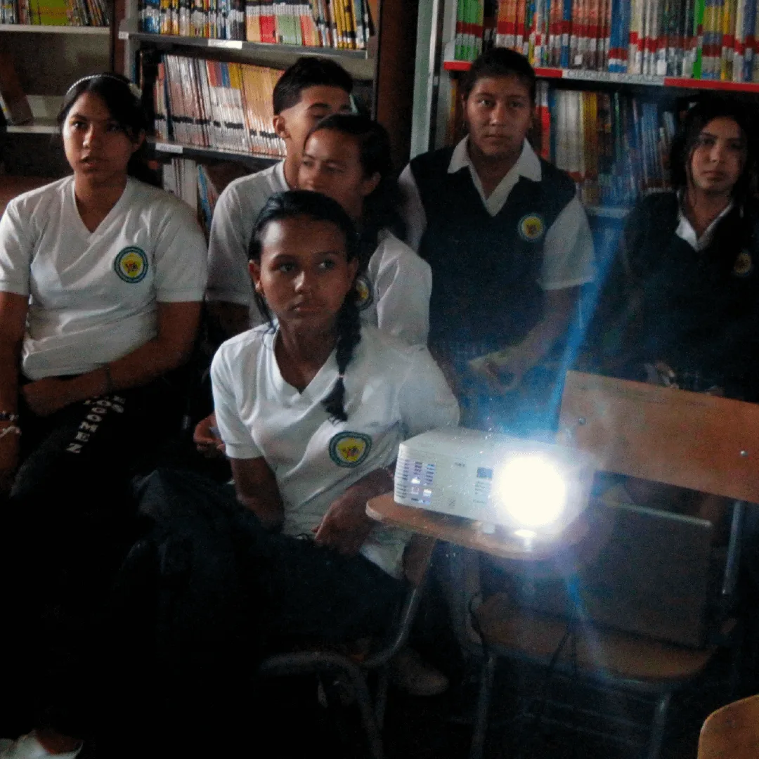 Actividad de cine y educación ambiental con participantes de Corantioquia